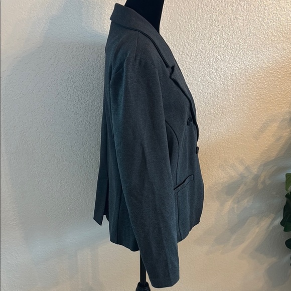 Bagatelle Collection Women's Double-Breasted Gray Blazer - Picture 5 of 9